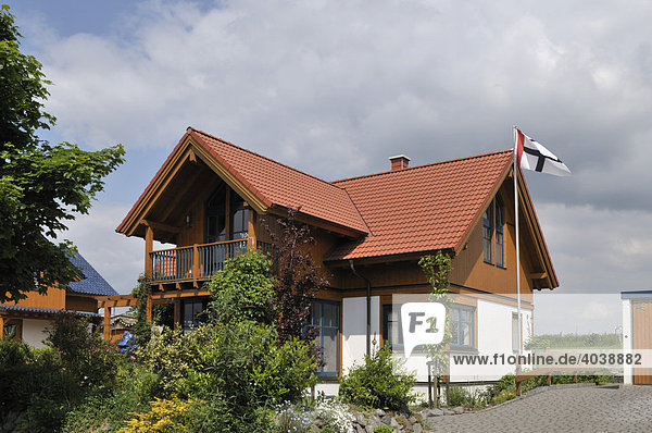 Neubau mit Holzelementen  Niedrigenergiehaus  Grafschaft  Rheinland Pfalz  Deutschland  Europa