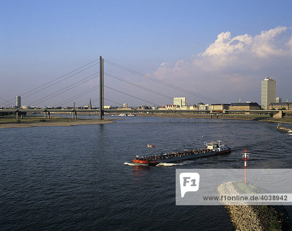 Panoramablick entlang des Rheins mit Blick auf Oberkasseler Brücke und Altstadt  Düsseldorf  Nordrhein-Westfalen  Deutschland  Europa