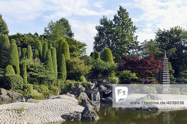 Japanischer Garten mit Wasserfall in der Rheinaue  Bonn  Nordrhein-Westfalen  Deutschland  Europa