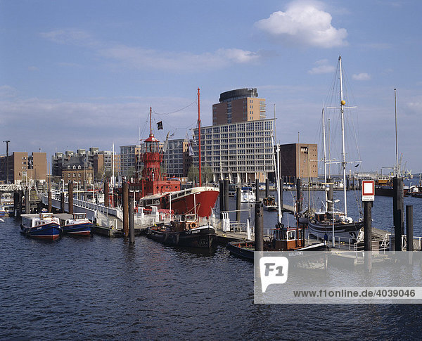 Feuerwehrschiff und Barkassen im Hamburger Hafen  hinten Kehrwiederspitze mit moderner Architektur  Hamburg  Deutschland  Europa