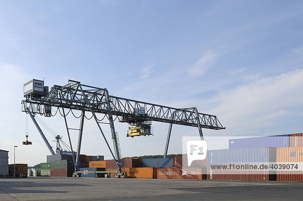 Containerbrücke für den Umschlag Straße - Schiff im Hafen Bonn  Bonn  Nordrhein-Westfalen  Deutschland  Europa
