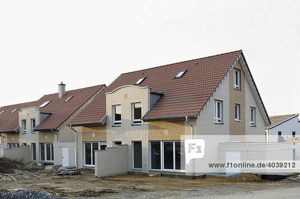 Wohnungsbau  Neubausiedlung  Doppelhaushälften kurz vor Fertigstellung