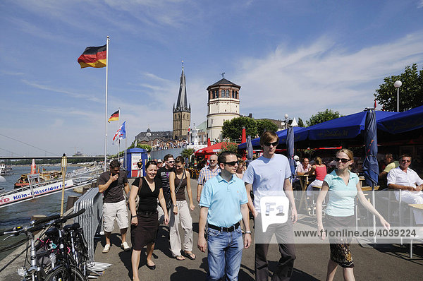 Junge Leute auf Düsseldorfs Flaniermeile  den Rheinuferpromenaden  Düsseldorf  Nordrhein-Westfalen  Deutschland  Europa