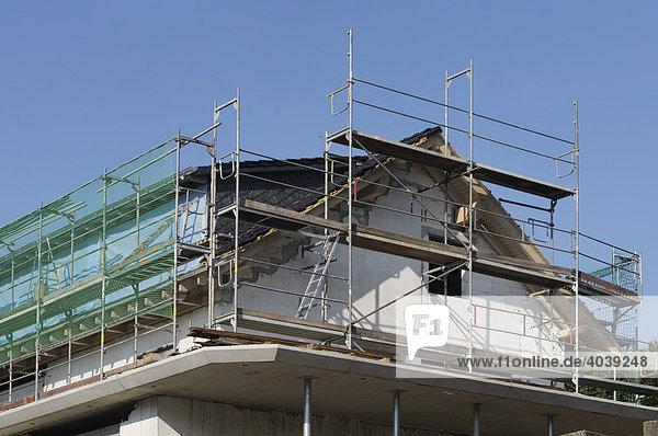 Für Arbeiten eingerüsteter Dachstuhl eines Wohnhauses  Solingen  Nordrhein-Westfalen  Deutschland  Europa