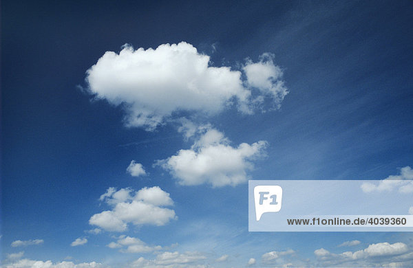 Cumulus- und Schleierwolken am blauen Himmel