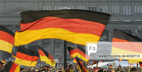 Fußballfans der deutschen Nationalmannschaft mit Flaggen auf dem Schlossplatz  Stuttgart  Baden-Württemberg  Deutschland  Europa