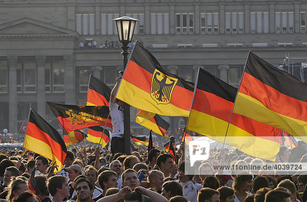 Fußballfans der deutschen Nationalmannschaft mit Flaggen auf dem Schlossplatz  Stuttgart  Baden-Württemberg  Deutschland  Europa