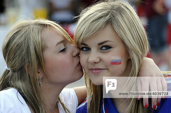 Zwei weibliche Fußballfans der russischen Nationalmannschaft