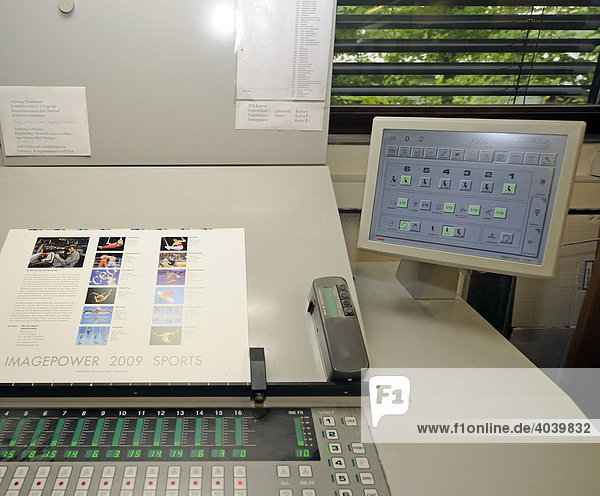 Kalender Druckfahne auf dem Bedienpult mit Steuermonitor einer HEIDELBERG Druckmaschine in einer Druckerei