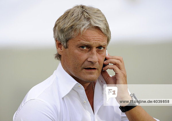 Trainer Armin VEH  VfB Stuttgart  telefoniert mit Handy am Ohr