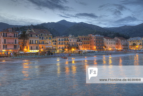 Häuserreihe  Strand  Abendstimmung  Alassio  Riviera dei Fiori  Ligurien  Italien  Europa