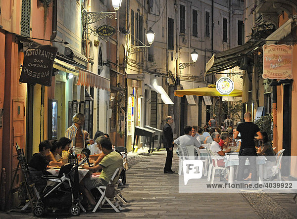 Restaurant  Fußgängerzone  Nachtaufnahme  San Remo  Riviera dei Fiori  Ligurien  Italien  Europa