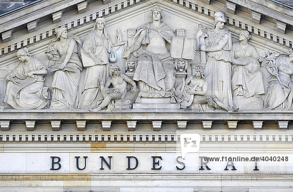 Schriftzug und Relief im Tympanon über Hauptportal Bundesrat  Berlin  Deutschland  Europa
