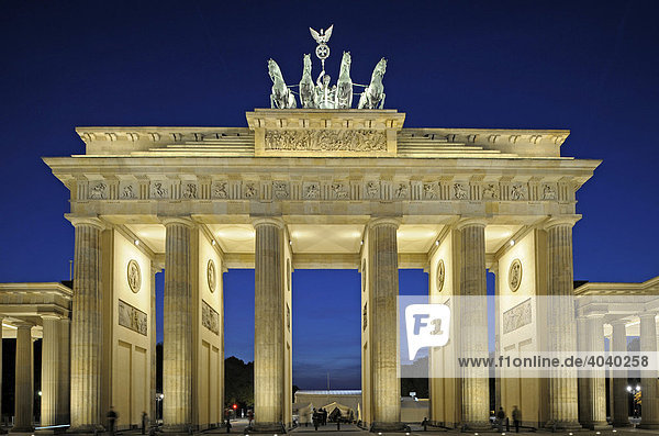 Nachtaufnahme Brandenburger Tor  Berlin  Deutschland  Europa