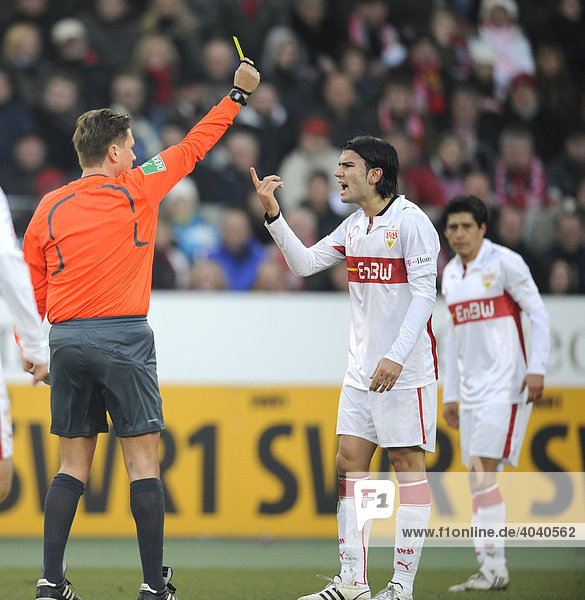 Schiedsrichter Thorsten Kinhöfer zeigt Serdar Tasci  VfB Stuttgart  Gelbe Karte  rechts Ricardo Osorio  VfB Stuttgart