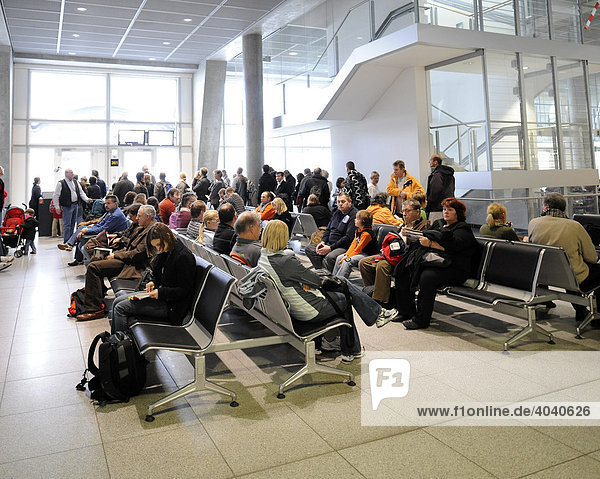 Fluggäste in Wartezone am Flugsteig  Flughafen Stuttgart  Baden-Württemberg  Deutschland  Europa