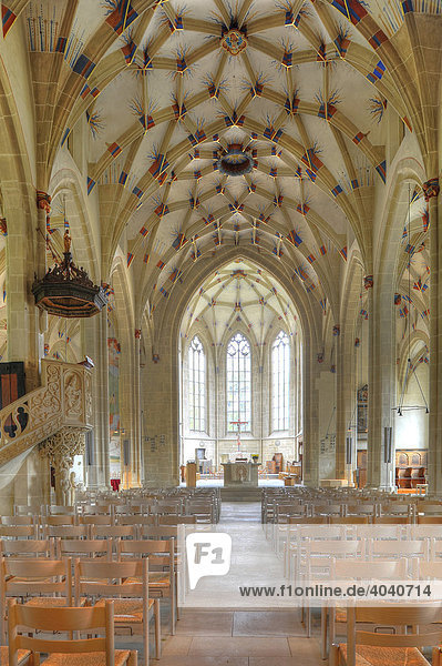 Innenaufnahme Chorraum mit Altar und Netz- oder Sterngewölbe im Langschiff  Alexanderkirche  Marbach am Neckar  Baden-Württemberg  Deutschland  Europa