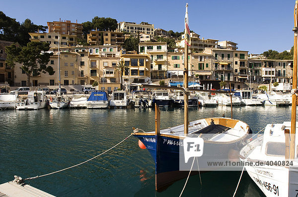 Blick über die Fischerboote auf die Altstadt  Port de Soller  Mallorca  Balearen  Spanien  Europa