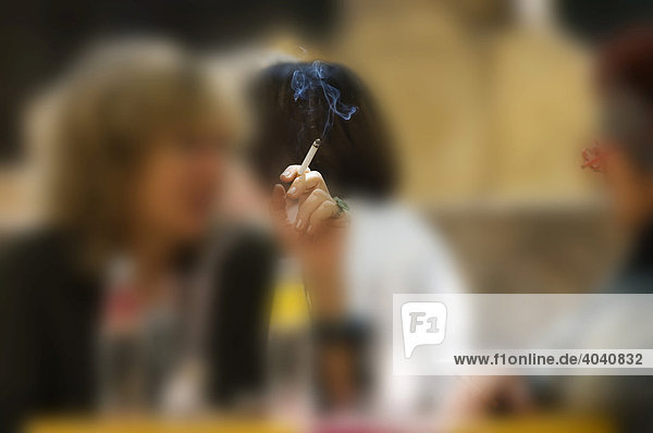 Zigarette rauchende Frau in einem Straßencafe in Soller  Mallorca  Balearen  Spanien  Europa