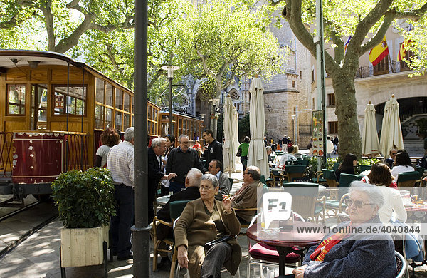 Straßencafe auf dem Palca Constitutio mit einheimischen Senioren  Soller  Mallorca  Balearen  Spanien  Europa