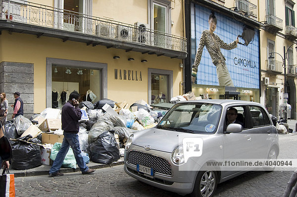 Hausmüll sammelt sich in den Straßen von Neapel  Kampanien  Italien  Europa