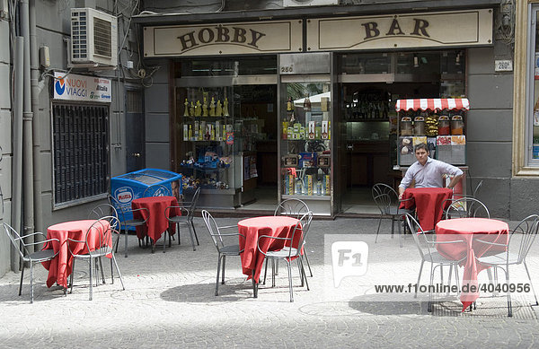 Tische und Stühle vor der Hobby Bar  Neapel  Kampanien  Italien  Europa