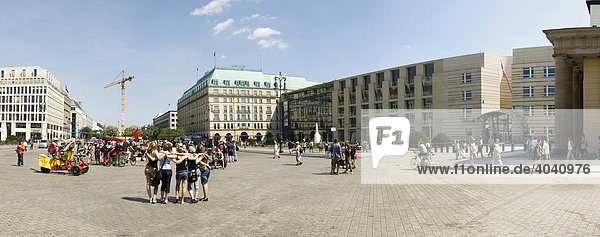 Panorama  Touristinnen posen auf dem Pariser Platz  Hotel Adlon  Akademie der Künste  DG Bank  US Botschaft  Berlin  Deutschland  Europa