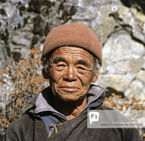 Portrait eines Sherpa  Mann  Wollmütze  Himalaya  Nepal  Südasien