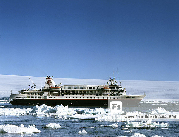 Frontier Spirit  Kreuzfahrtschiff  Eisberg  Eisschollen treiben im Eismeer  Antarktis