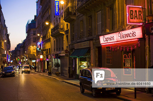 Abendliche Impression aus dem Pariser Rotlichtviertel  Paris  Frankreich  Europa