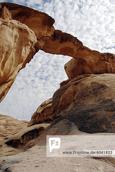 Natürlich entstandener Brückenbogen im Wadi Rum  Jordanien  Naher Osten  Asien