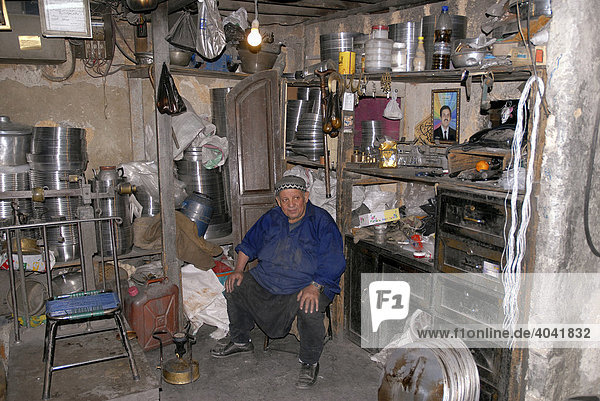 Tinsmith in his workshop  historic city centre of Damascus  Syria  Middle East  Asia