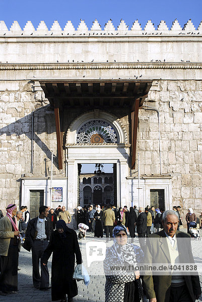Eingang zur Omayyaden-Moschee  davor Menschen  Damaskus  Syrien  Naher Osten  Asien