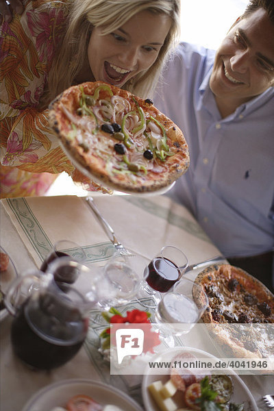 Young couple eating pizza