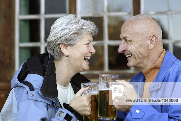 Senioren Paar mit Bierhumpen