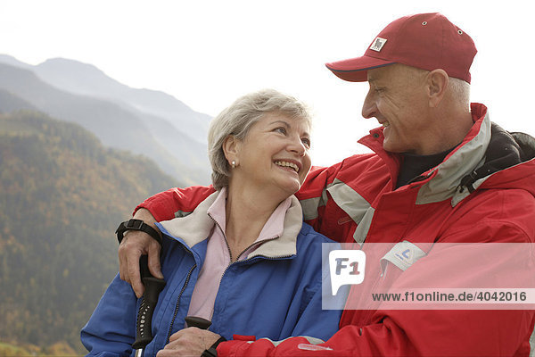 Senioren Paar bei Pause beim Nordic Walking