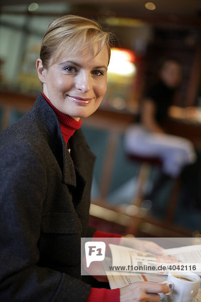 Portrait einer reifen Geschäftsfrau  lächelnd