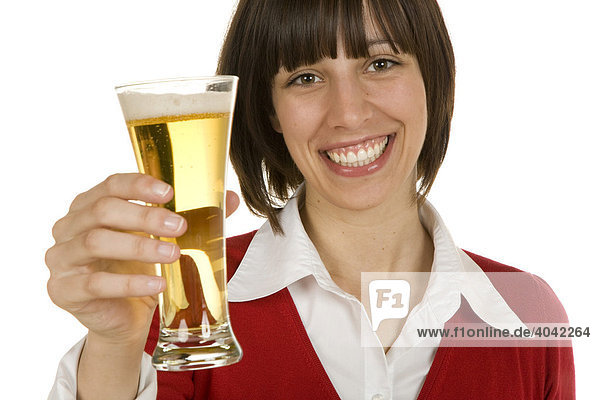 Frau 20-jährig prostet mit Bierglas zu