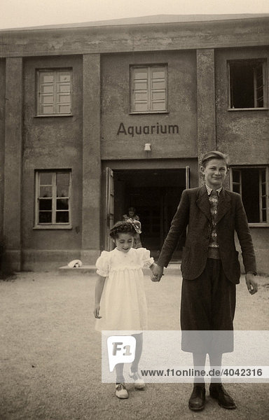 Historical photo girl and boy in front of an aquarium 1949