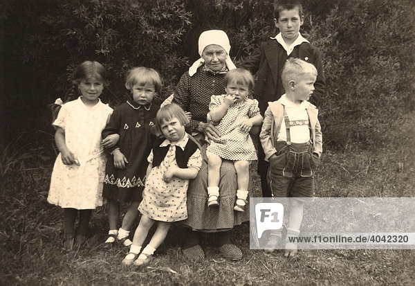 Historisches Foto: Familienaufnahme  Frau mit 6 Kindern  ca. 1939