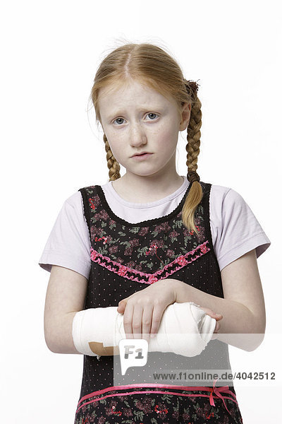 8-jähriges Mädchen mit Gips-Arm