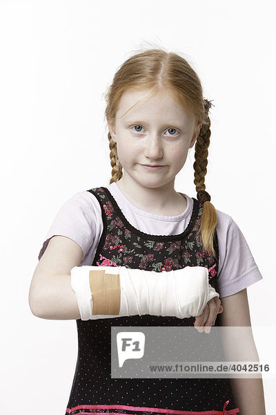 8-jähriges Mädchen zeigt ihren Gips-Arm