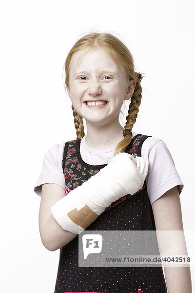 8-jähriges Mädchen mit Gips-Arm  lacht