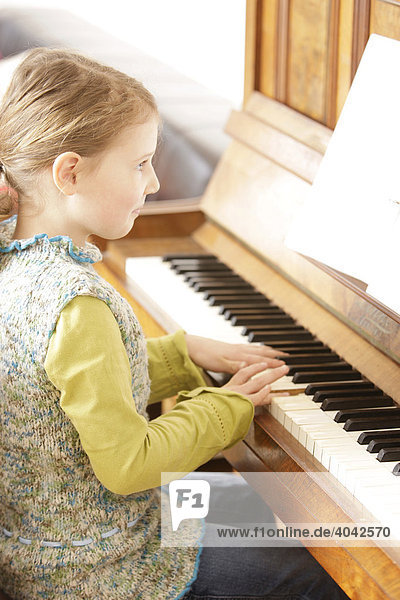 8-jähriges Mädchen spielt Klavier