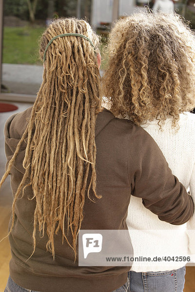 Mann Mit Rasta Haaren Dreadlocks Und Frau Mit Natur Locken Von Hinten