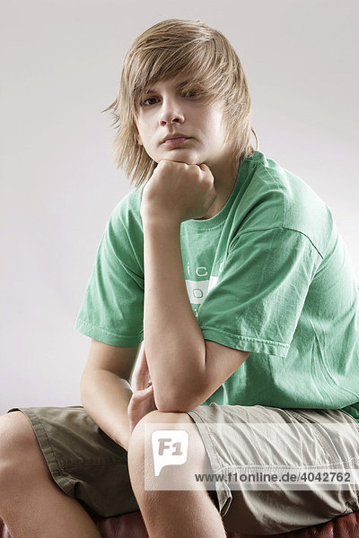 13-jähriger Junge mit grünem T-Shirt und kurzer Hose