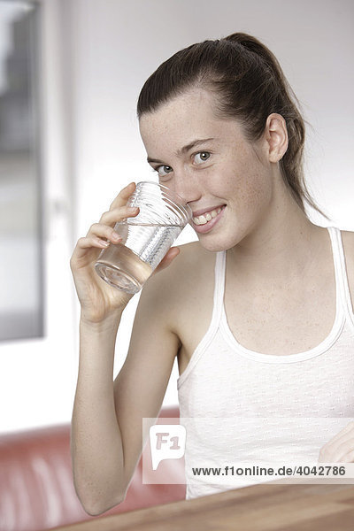 17-jähriges Mädchen mit Wasserglas