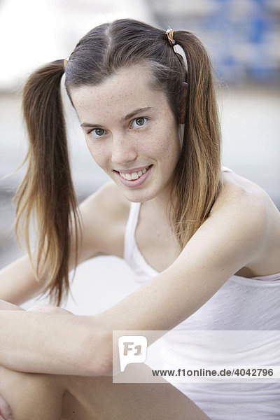 17-jähriges Mädchen mit Zöpfen lächelt