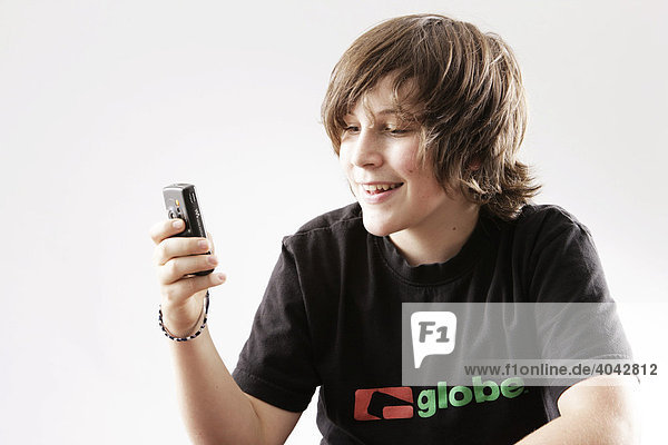 14-jähriger Junge mit Handy  lacht