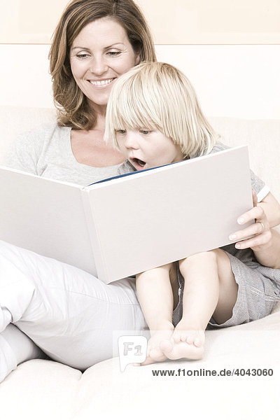 Mutter und Sohn sehen sich zusammen ein Buch an